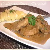 Délicieux filet mignon de porc en sauce, servi avec des pâtes fraîches. Une recette simple et savoureuse pour un repas réconfortant.