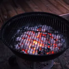 Brasero de barbecue prêt à l'emploi, avec des braises rougeoyantes. La question est : combien de charbon pour un barbecue réussi ?