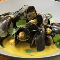 Moules à la crème, une recette simple et savoureuse. Les moules sont servies dans une sauce onctueuse, garnies de persil frais.