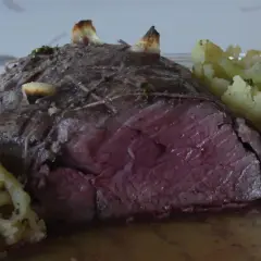 Un rôti de bœuf des Highlands, saignant et tendre, servi avec du chou-fleur rôti aux herbes.