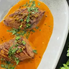 Délicieux onglet de boeuf recette, nappé d'une sauce onctueuse et garni de poivre vert et persil frais. Un plat savoureux à déguster.