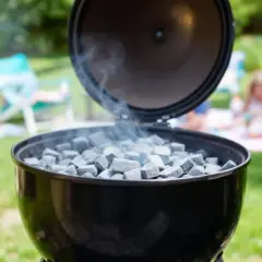 Charbon chaud dans un barbecue, prêt pour la prochaine cuisson. Que faire du charbon après un barbecue ? Attendre qu'il refroidisse.