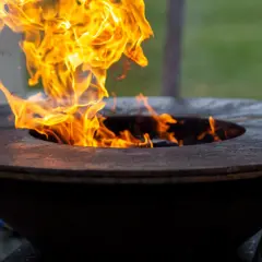 Flammes vives dans un brasero. Pensez à comment nettoyer un brasero après usage pour qu'il reste beau.