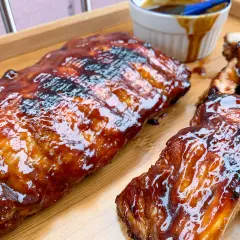 Délicieux ribs de porc laqués, prêts à être dégustés. Le temps de cuisson ribs parfait pour cette texture tendre et caramélisée.