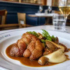 Un plat de ris de veau doré, servi avec une purée onctueuse, des champignons et une sauce savoureuse. Un délice pour les gourmands.