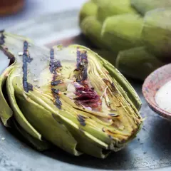 Un délicieux artichaut barbecue, grillé à la perfection, servi avec une sauce crémeuse. Un régal estival !