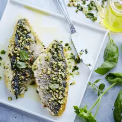 Dorade à la plancha, croustillante et savoureuse, prête à être dégustée. Le temps de cuisson est parfait pour cette recette.