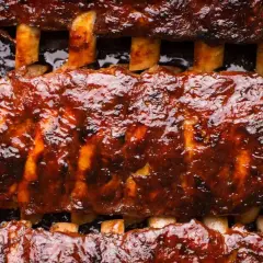 Côtes de porc au barbecue, laquées et juteuses, parfaites pour une cuisson à basse température. La sauce barbecue caramélise à la perfection.