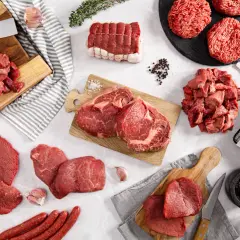 Assortiment de viande bovine : steaks, rôtis, cubes, saucisses et viande hachée. Parfait pour un repas de race bovine viande.