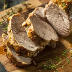Filet mignon tranché, rôti et garni de thym. Le temps de cuisson pour un filet mignon de 500 g est parfait pour cette viande juteuse.