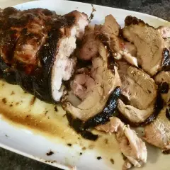 Épaule d'agneau au barbecue, parfaitement rôtie, avec une croûte caramélisée. Le temps de cuisson idéal pour cette pièce savoureuse.