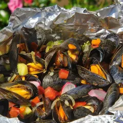 Moules au barbecue vin blanc, cuites en papillote avec des légumes croquants. Un délice estival !