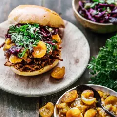 Burger gourmand avec effiloché de porc, abricots et chou rouge. Une explosion de saveurs !