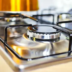 Plaque de cuisson en acier inoxydable brillante, prête pour un nettoyage facile. Apprenez comment nettoyer une plaque de cuisson en acier pour un éclat parfait.