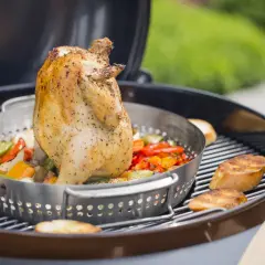 Un poulet rôti sur un barbecue, avec des légumes colorés et des tranches de pain grillé. Le poulet est assaisonné et semble juteux, prêt à être dégusté.