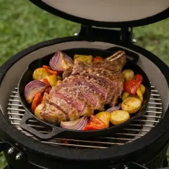 Côte de bœuf savoureuse et légumes rôtis dans un kamado. Un délice à partager !