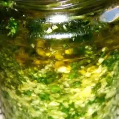 Un bocal rempli de persillade maison, prête à relever tous vos plats. Une recette simple et savoureuse.