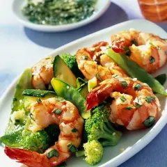 Une savoureuse salade pour accompagner des gambas grillées, garnie de brocolis, courgettes et pois gourmands.