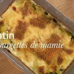 Un gratin de courgettes de mamie, une tuerie dorée et croustillante, tout juste sortie du four.