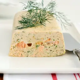 Terrine de poisson savoureuse, garnie d'aneth frais, prête à être dégustée.