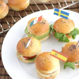 Mini burgers froids pour un apéro convivial, avec des drapeaux de différents pays. Une recette facile et gourmande.