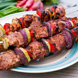 Brochettes de viande grillée avec courgettes, poivrons et oignons rouges. Une excellente idée picnic pour un repas savoureux en plein air.