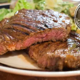 Deux beaux merlans de bœuf grillés, tendres et juteux, accompagnés d'une salade fraîche. La meilleure marinade à steak pour un repas parfait.