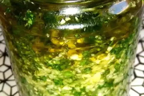 Un bocal rempli de persillade maison, prête à relever tous vos plats. Une recette simple et savoureuse.