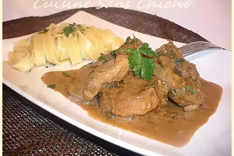 Délicieux filet mignon de porc en sauce, servi avec des pâtes fraîches. Une recette simple et savoureuse pour un repas réconfortant.