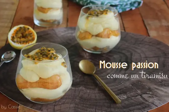 Délicieuse crème dessert passion, légère et aérienne, servie dans des verres avec des fruits de la passion frais.