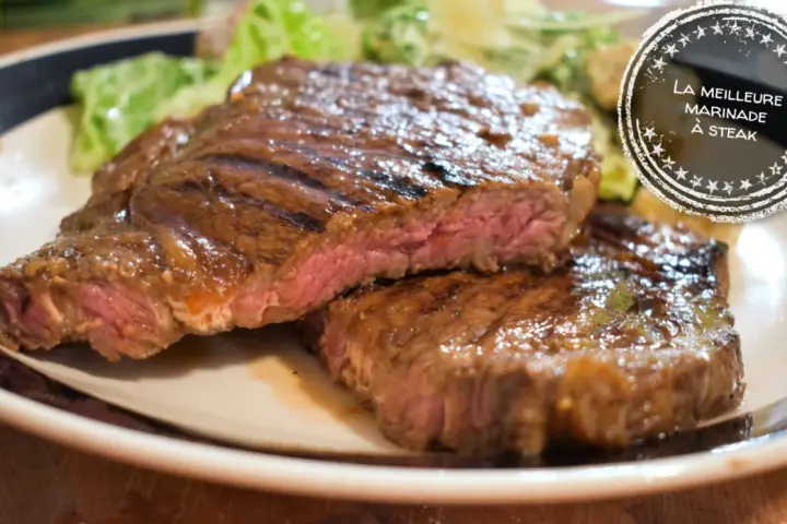 Deux beaux merlans de bœuf grillés, tendres et juteux, accompagnés d'une salade fraîche. La meilleure marinade à steak pour un repas parfait.