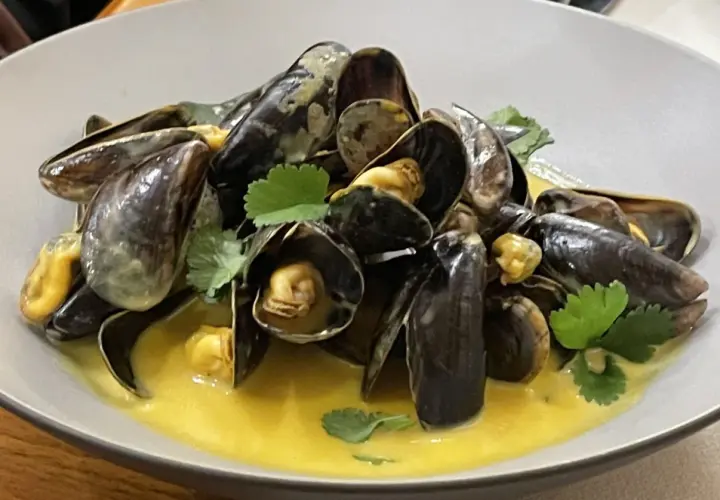Moules à la crème, une recette simple et savoureuse. Les moules sont servies dans une sauce onctueuse, garnies de persil frais.
