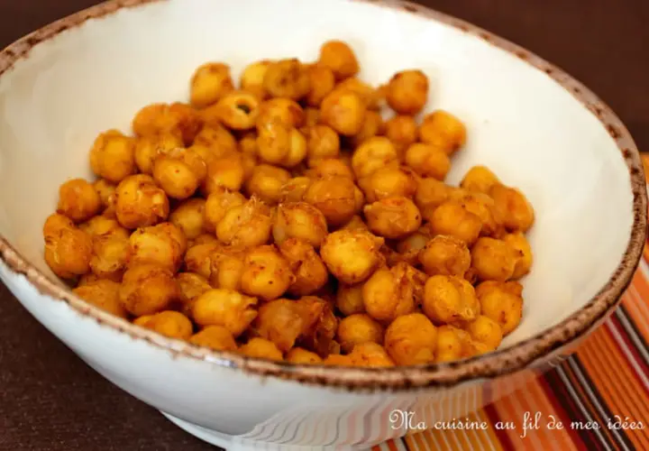 Un bol rempli de pois chiches grillés, parfaits pour un apéro croustillant et savoureux.