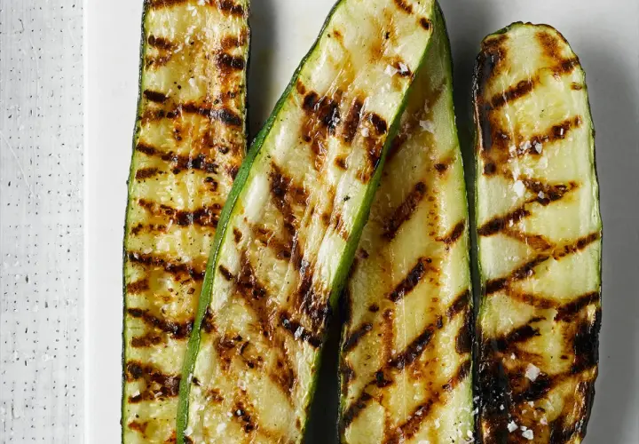 Courgettes grillées au barbecue, légèrement salées, parfaites après une marinade savoureuse.