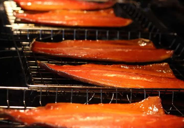 Filets de saumon brillants, prêts pour la cuisson, avec une belle couleur orangée. Une délicieuse marinade saumon bbq en préparation.