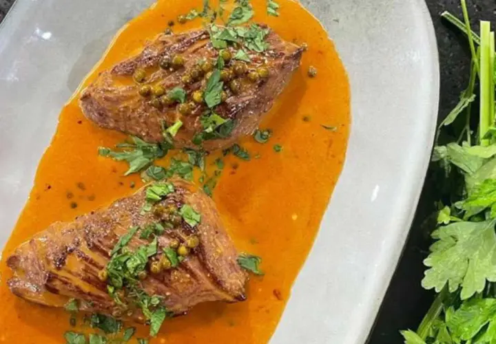 Délicieux onglet de boeuf recette, nappé d'une sauce onctueuse et garni de poivre vert et persil frais. Un plat savoureux à déguster.