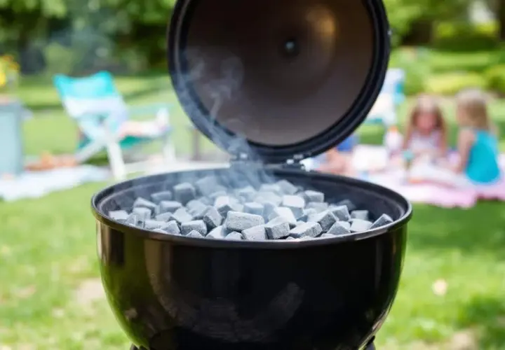 Charbon chaud dans un barbecue, prêt pour la prochaine cuisson. Que faire du charbon après un barbecue ? Attendre qu'il refroidisse.