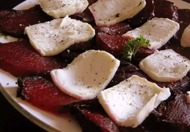 Tranches de betterave au barbecue, garnies de fromage de chèvre frais et d'herbes. Un délice estival.