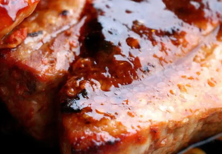 Travers de porc juteux, nappés d'une sauce barbecue brillante. La marinade travers de porc barbecue a caramélisé à la perfection.