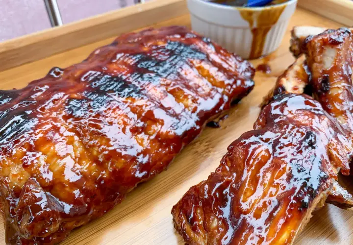 Délicieux ribs de porc laqués, prêts à être dégustés. Le temps de cuisson ribs parfait pour cette texture tendre et caramélisée.