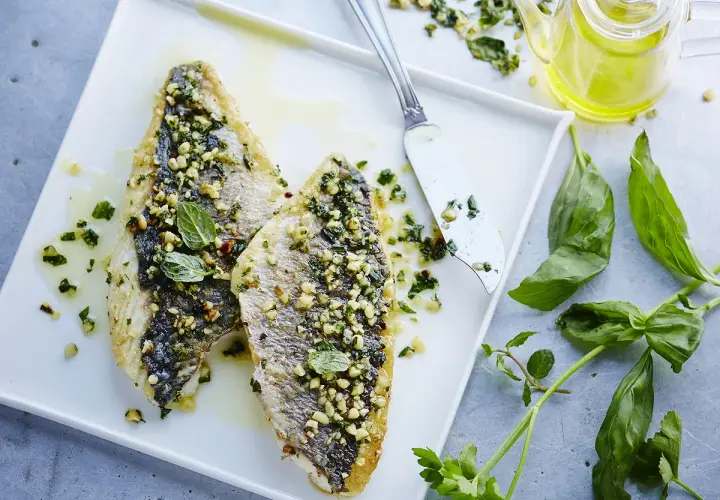 Dorade à la plancha, croustillante et savoureuse, prête à être dégustée. Le temps de cuisson est parfait pour cette recette.