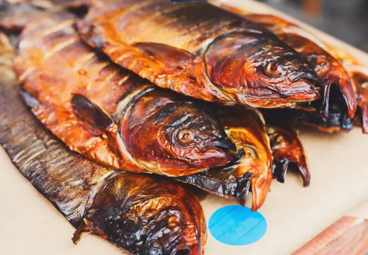 Poissons fumés, dorés et appétissants, prêts à être dégustés. Un délice de poisson au brasero.