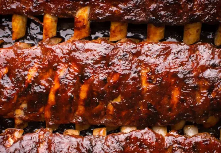 Côtes de porc au barbecue, laquées et juteuses, parfaites pour une cuisson à basse température. La sauce barbecue caramélise à la perfection.