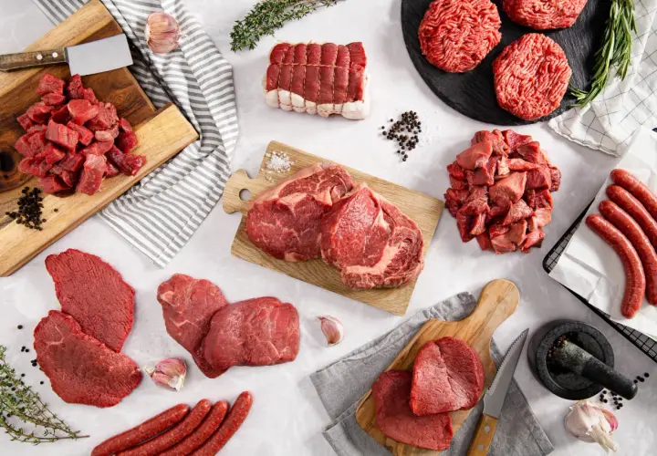 Assortiment de viande bovine : steaks, rôtis, cubes, saucisses et viande hachée. Parfait pour un repas de race bovine viande.