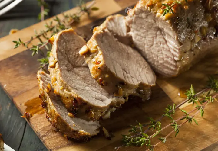 Filet mignon tranché, rôti et garni de thym. Le temps de cuisson pour un filet mignon de 500 g est parfait pour cette viande juteuse.