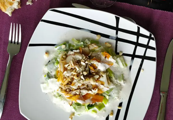 Délicieuse recette haddock fumé avec poireaux et sauce crémeuse, garnie de noix concassées. Un plat savoureux et réconfortant.