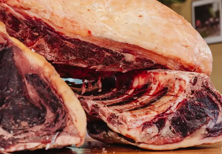 Gros morceaux de bœuf, prêts pour le dry aging, révélant une viande rouge foncée et une belle couche de gras.