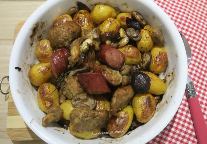 Pommes de terre grenailles à la plancha, saucisses et champignons, un plat savoureux et réconfortant.