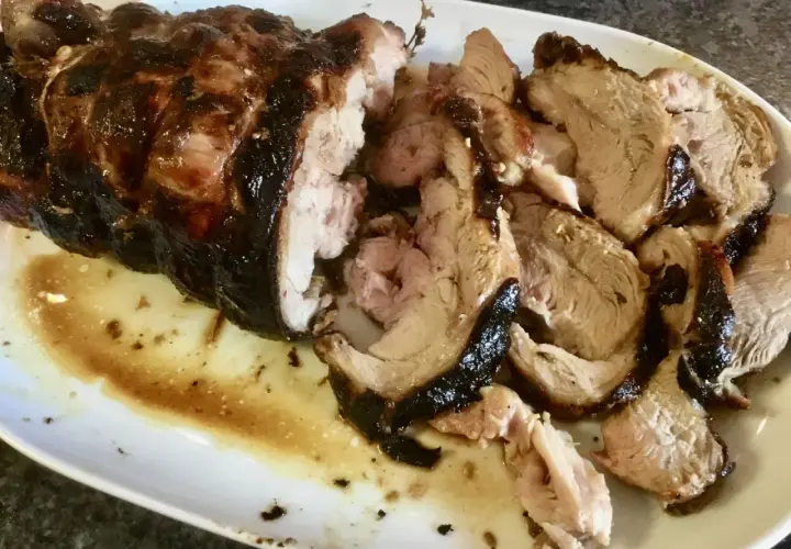 Épaule d'agneau au barbecue, parfaitement rôtie, avec une croûte caramélisée. Le temps de cuisson idéal pour cette pièce savoureuse.