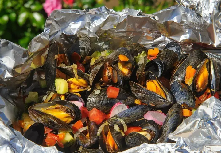 Moules au barbecue vin blanc, cuites en papillote avec des légumes croquants. Un délice estival !